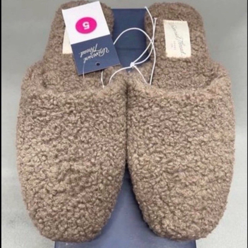 Universal Thread Tan Fuzzy Slippers Size 5